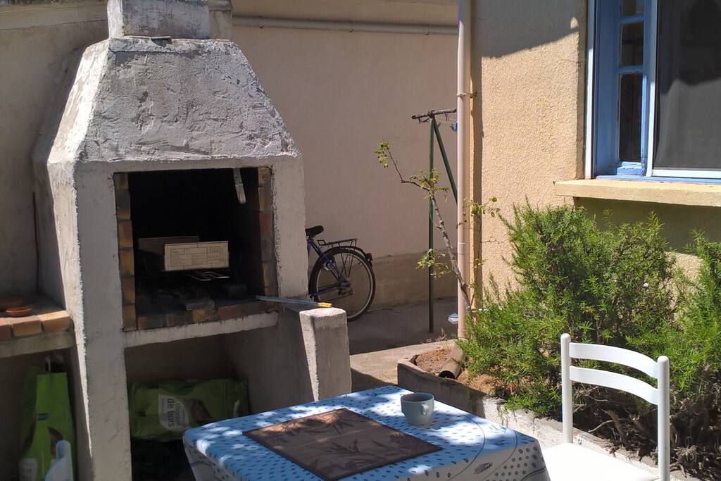 Un barbecue est disponible à quelques mètres de la cuisine