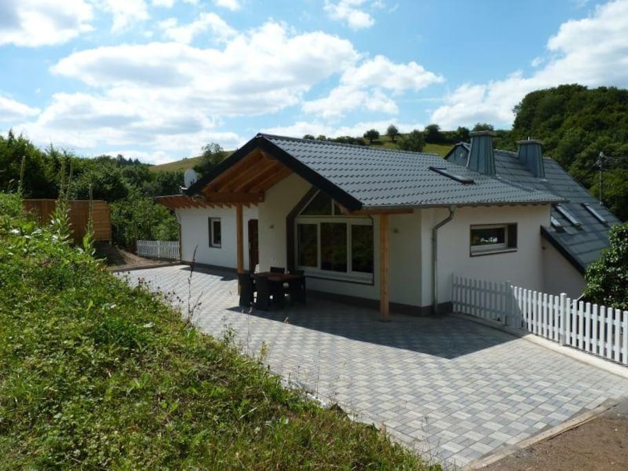Mansarden Ferienwohnung von oben mit großer Terrasse mit Holzkohlegrill