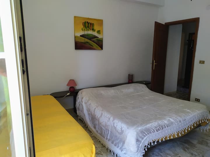 Спалня: 1 двойно легло+ 1 единично легло +1 единично отворено (добавено с 4 - ти гост)