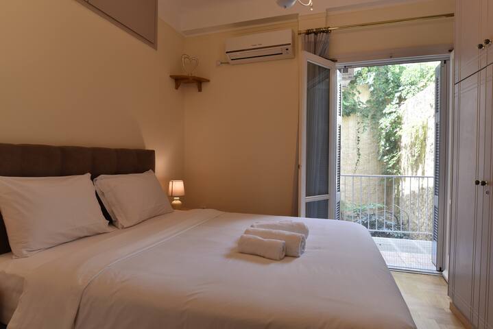 ACRO&POLIS “HERMES” Apt in the Heart of Athens gallery image 5