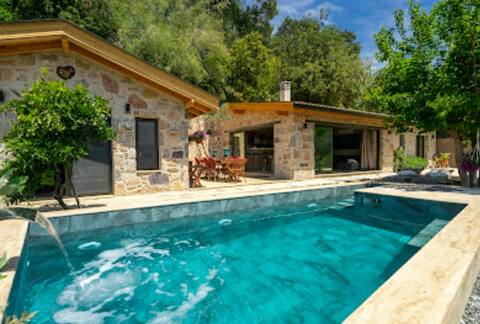 stone house with sea views in Dutdibi