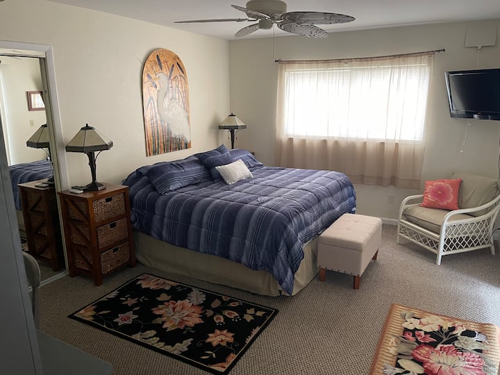 ¡Dormitorio principal con cama king size!