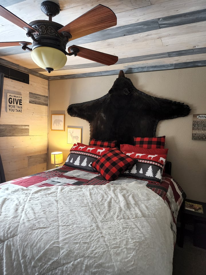 Camera da letto principale con letto a due piazze. Armadio più grande. TV da 45 pollici per guardare DVD.