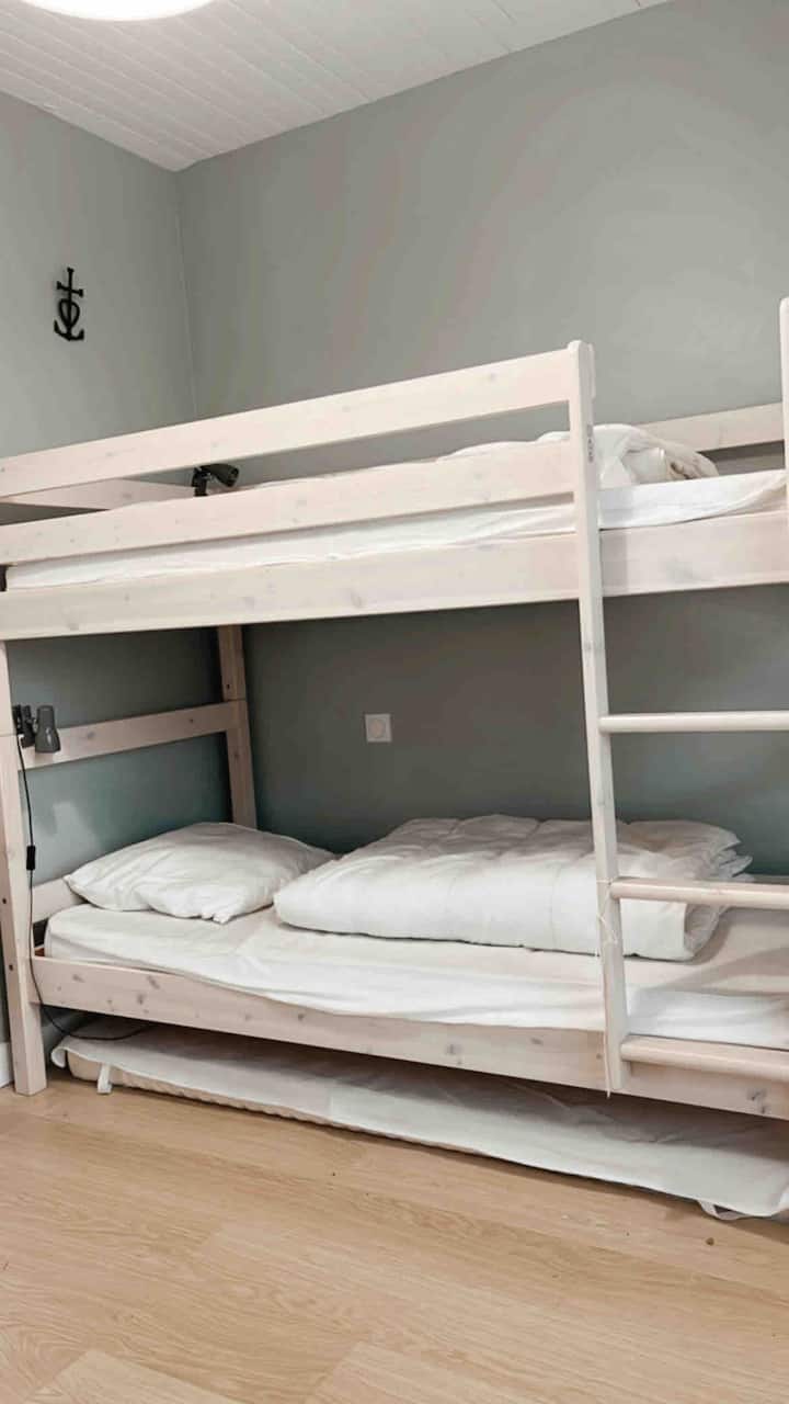 Მეორე საბავშვო ოთახი ორსართულიანი საწოლით, რომელიც აივანს გადაჰყურებს