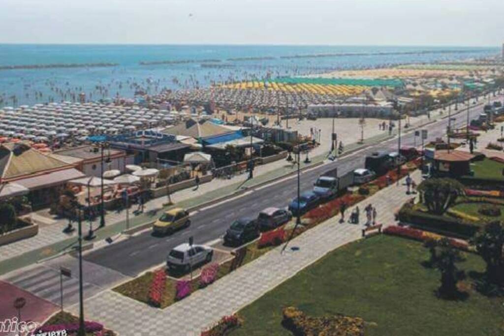 lungomare a 100mt dall'appartamento con vista mare