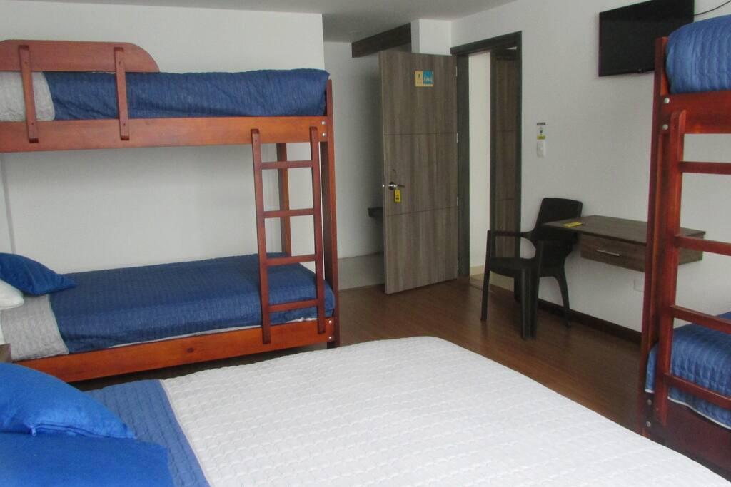 HABITACIÓN PARA SEIS PERSONAS, CUENTA CON CAMA MATRIMONIAL Y DOS LITERAS, BAÑO PRIVADO, AGUA CALIENTE. WI-FI