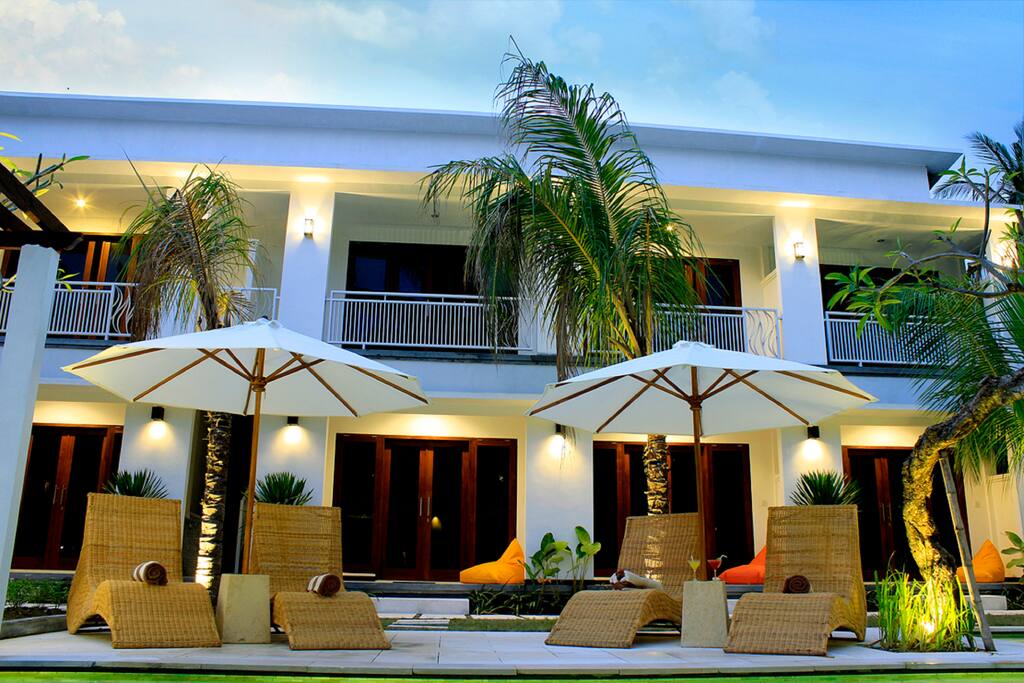 Mainbuilding and pool deck