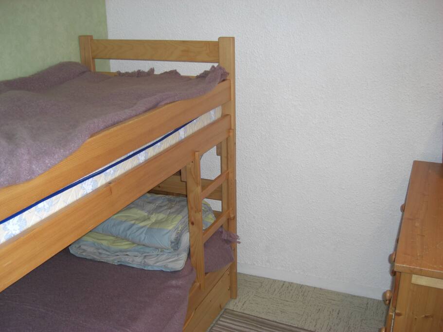 chambre lits superposés + lit d appoint