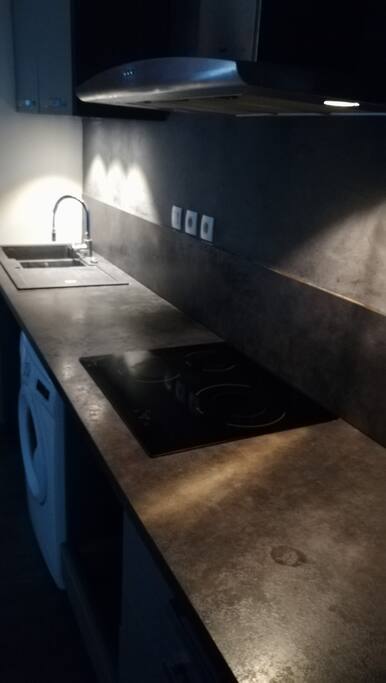 Cuisine.
Plaque induction, lave linge, divers équipements.