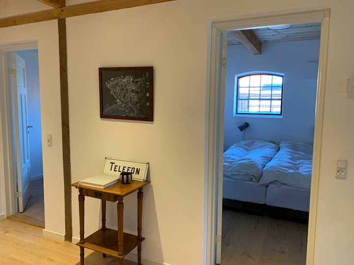 Il y a deux chambres, chacune avec deux espaces de couchage.