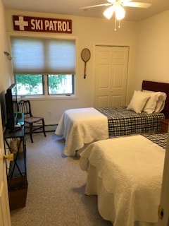 Dormitorio con dos camas individuales y TV