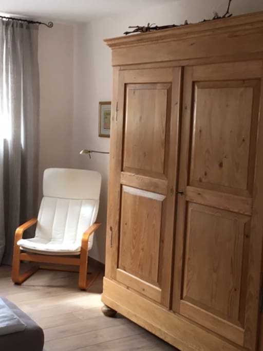 geräumiger Schrank, helle Leseecke