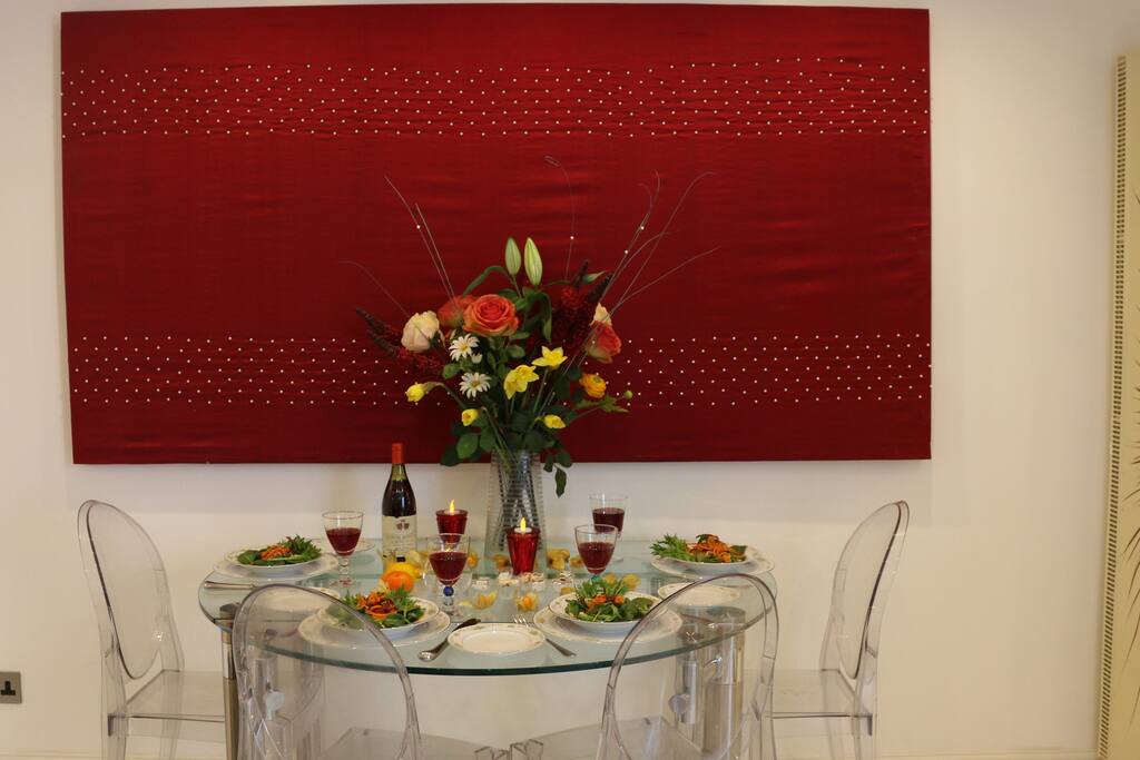 CLEVER glass Dining table that opens to sit 6 guests