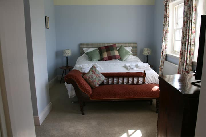 ห้องนอนหลักเตียงซูเปอร์คิงไซส์