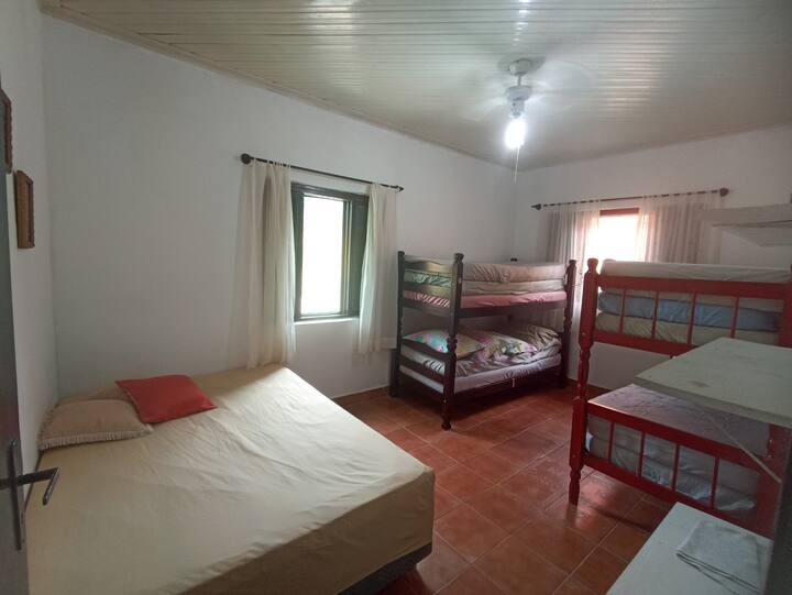 Chambre avec lit double et 2 lits superposés