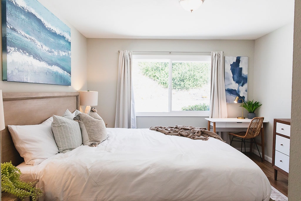 Glavna spavaća soba s krevetom i radnom stanicom. 