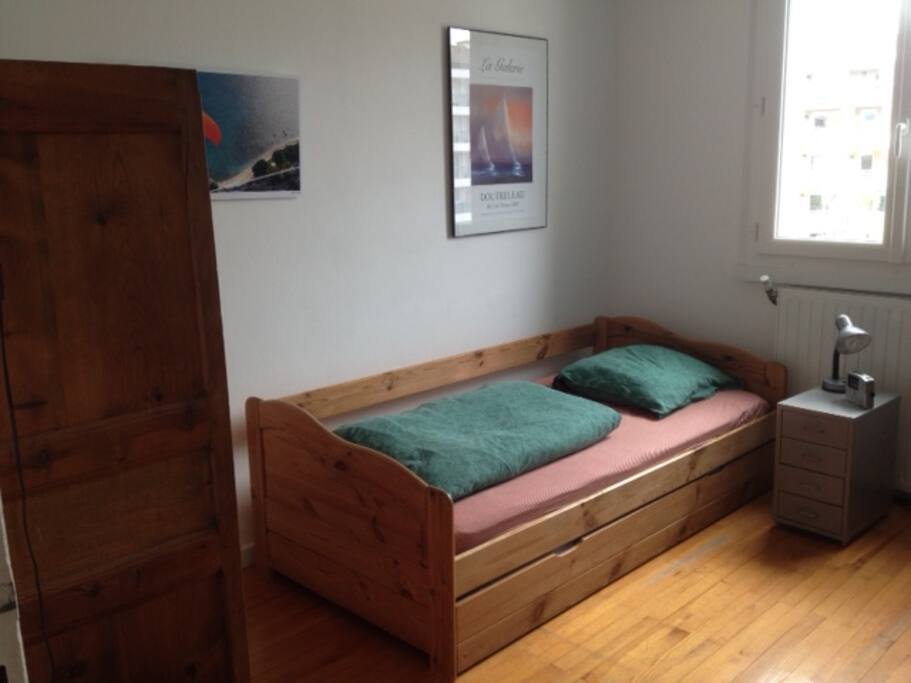 Petite chambre confortable.