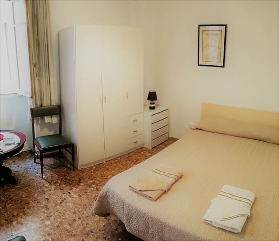 Cozy room, close to the city center SmartTV, Wi-Fi