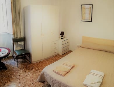 Cozy room, close to the city center SmartTV, Wi-Fi