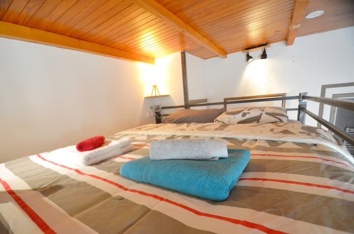 Cama para dos personas en altillo - dimensiones 140 x 190 cm.