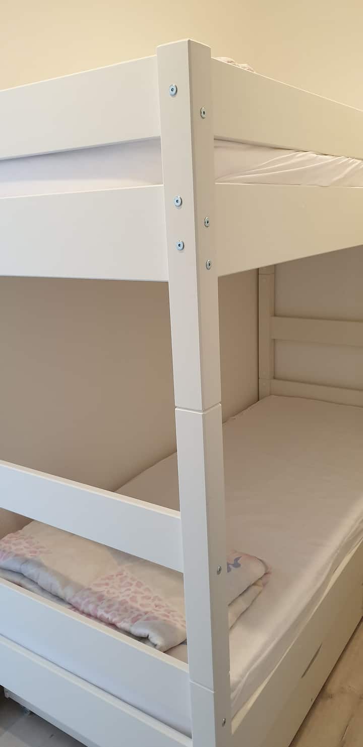 Ხის სახლი 80 სმ-იანი ორსართულიანი საწოლით, რომელიც დამტკიცებულია მოზრდილთათვის მაქს. 85 კგ საწოლზე