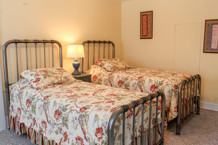 Chumba cha kulala 2 kiko kwenye ghorofa ya pili. Inakuja ikiwa na vitanda 2 vya ukubwa wa Twin & TV ya gorofa. Katika miezi ya joto kuna kifaa cha AC cha dirisha katika chumba cha kulala. Tunasambaza mashuka.