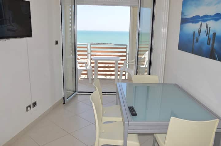 Obývacia izba s veľkým oknom na terase