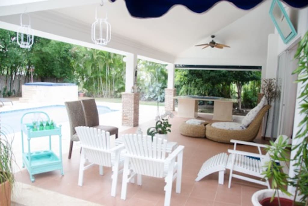 Terraza para disfrutar de vista al patio, piscina y Jacuzzi