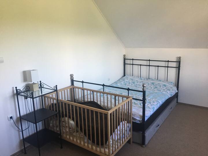 Small bedroom (king size bed + crib)