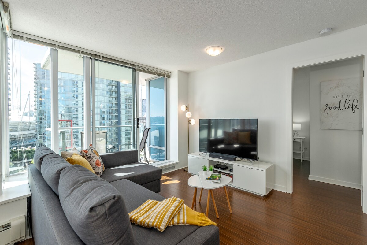 Smart TV with cable (sports and news channels), Netflix, YouTube and Bose bluetooth speaker