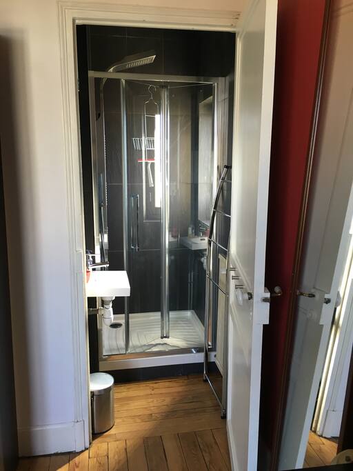 Une douche avec un lave main dans chaque chambre
