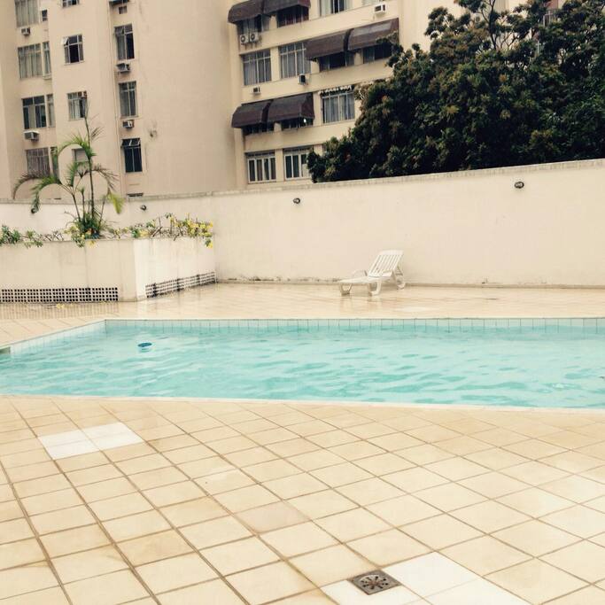 Área de Laser com Piscina, sala de ginástica e living.