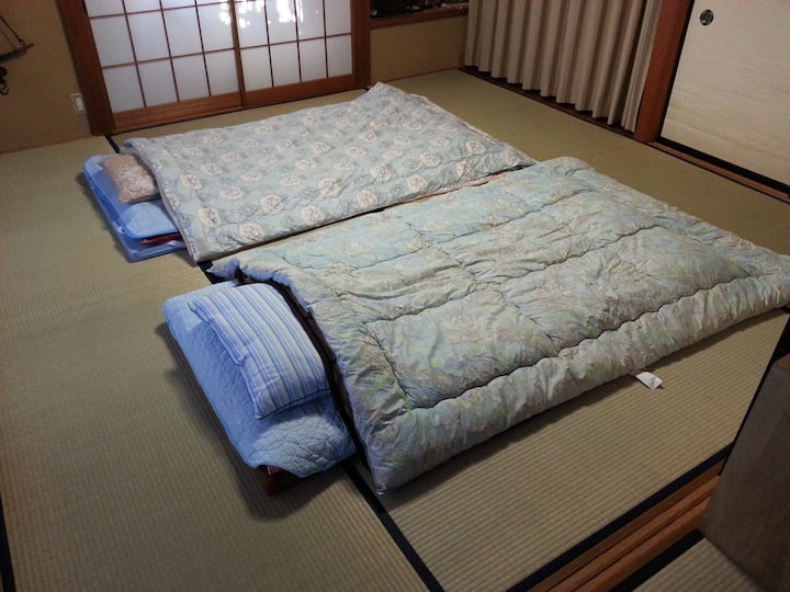 日式床●垫
晚上，床铺在榻榻米上。