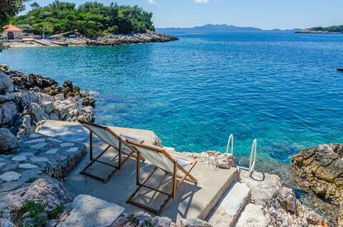 Island Korcula, stunning sea side apt for 6