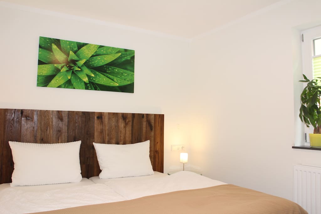 Schlafzimmer mit bequemen Boxspringbett