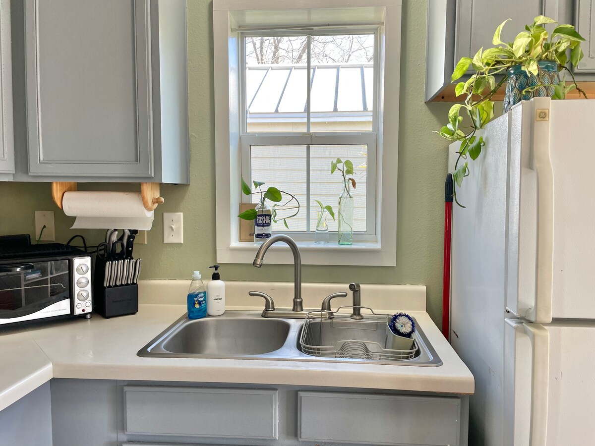Charming East Cottage . Close to Airport