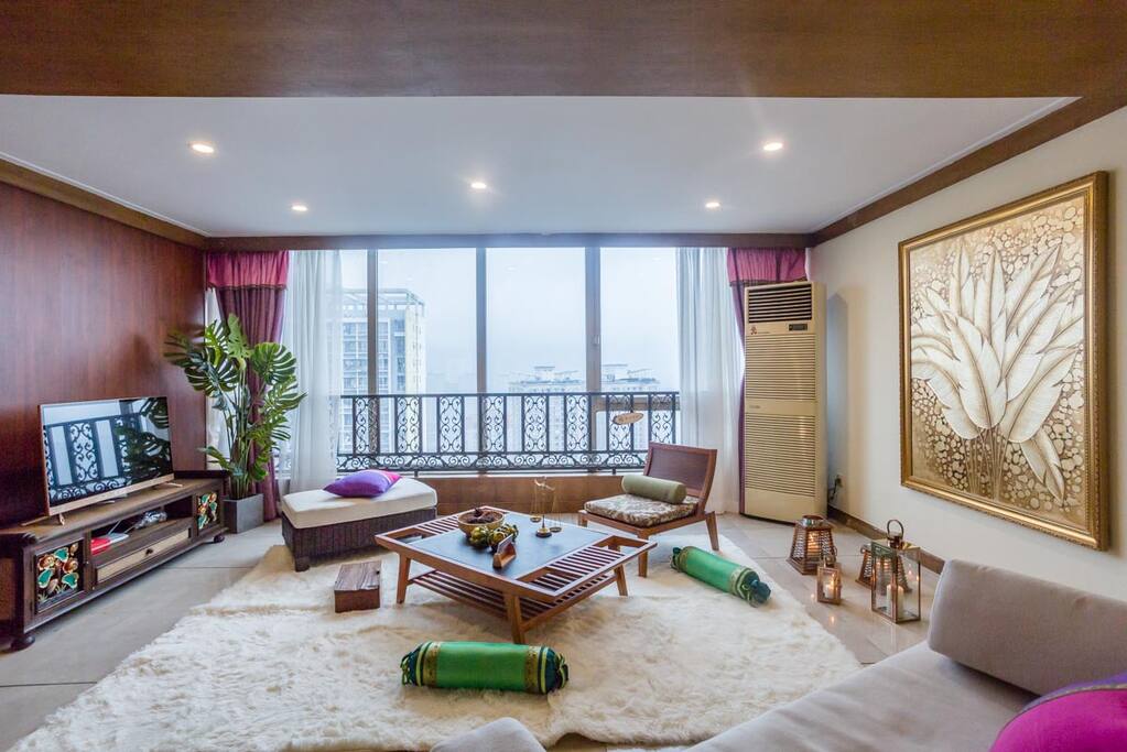 休闲客厅,可慵懒的趟在沙发亦或是地毯上,好不惬意,不过要注意爱惜地毯清洁噢