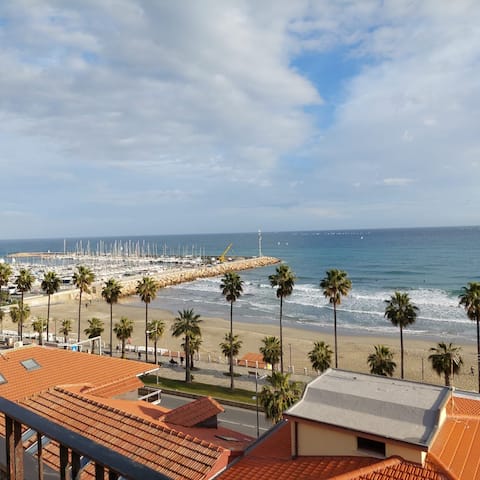 Top performing Airbnb: Two-room apartment within walking distance of the sea in Marina di Andora. in Andora