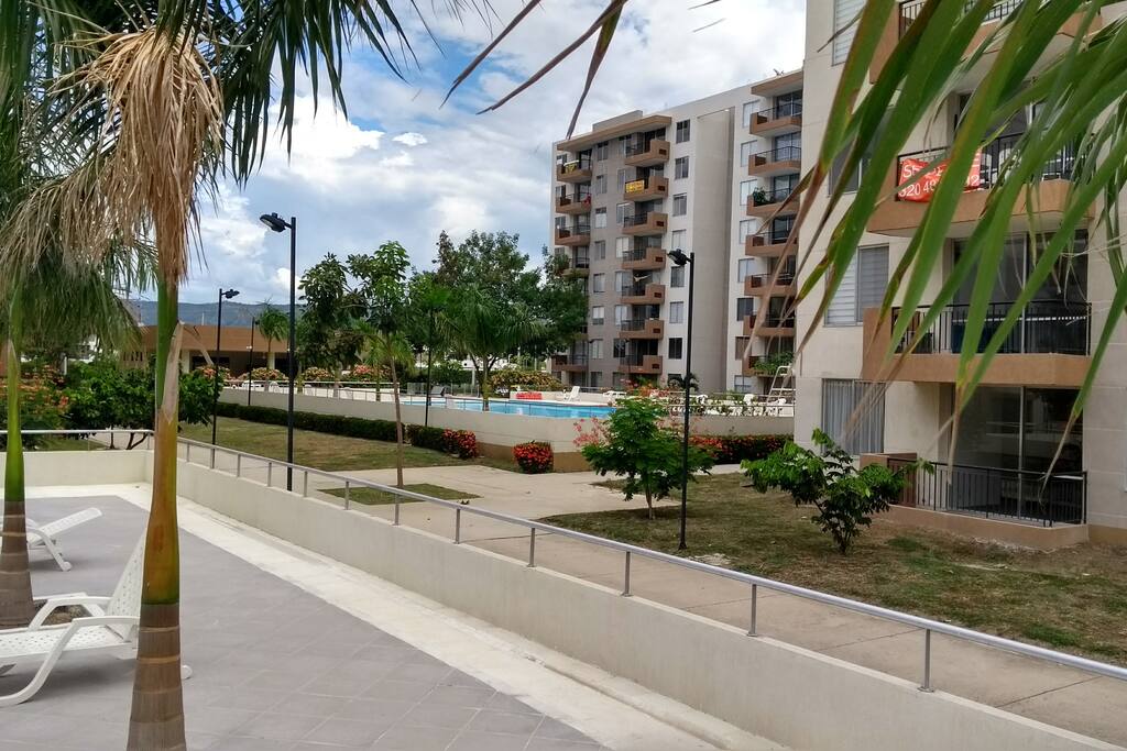 Hacienda Ocobo cuenta con 2 piscinas con salvavidas, está rodeado de árboles y palmeras.
