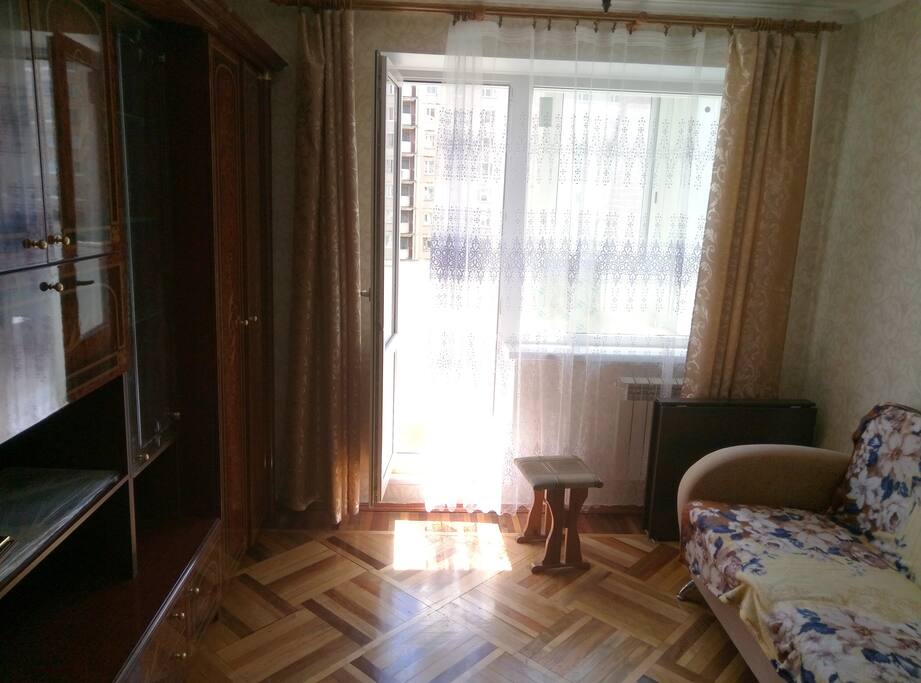 Комната 1 ( диван, журнальный столик, выход на лоджию)