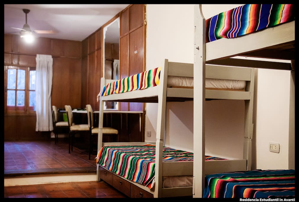 Habitación 4: Habitación séxtuple con baño compartido y con vista a Av. Francia. Con calefacción. Cuenta también con escritorios y placard personales.