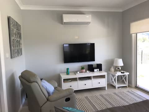 Popular Airbnb listing: Coral Tree B&B: Relaxing, Elegant, Stunning Views in Wollongong City Council