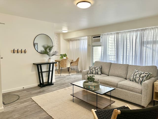 Renovated Exquisite 2bdrm w/parking in Waikiki