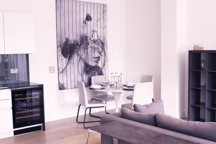 Beautiful riverside apartment gallery image 5