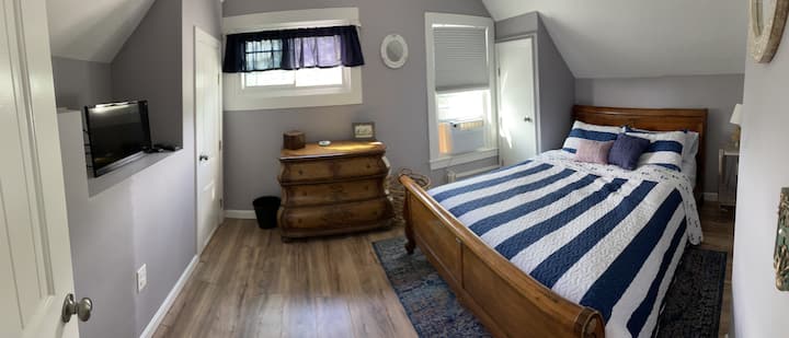 Главна спална соба со клима уред и телевизор