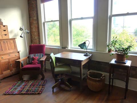 Beautiful Studio in Heart of Downtown