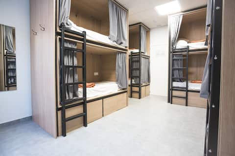 1 cama en habitación compartida de 8 personas