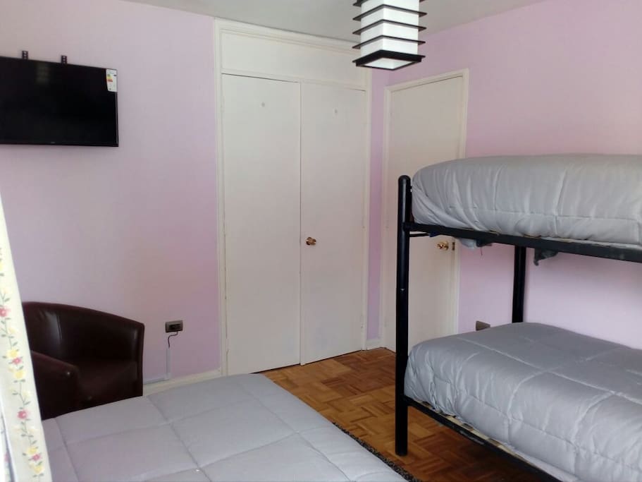 habitacion tres camas,sillon ,television ,tv cable,wifi.baño compartido.desayuno continental