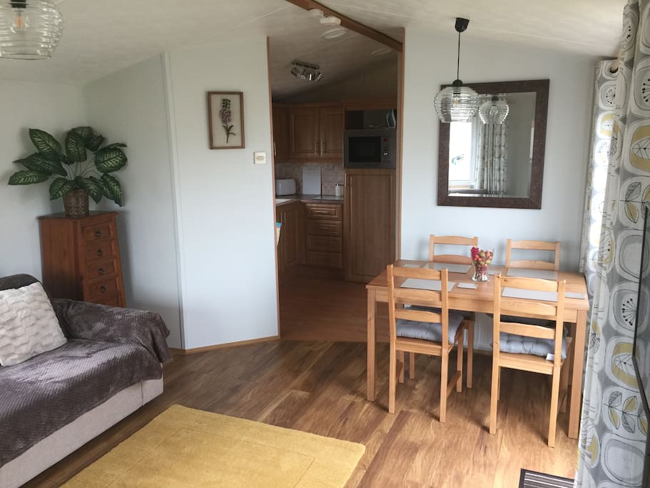 Lounge/dining area