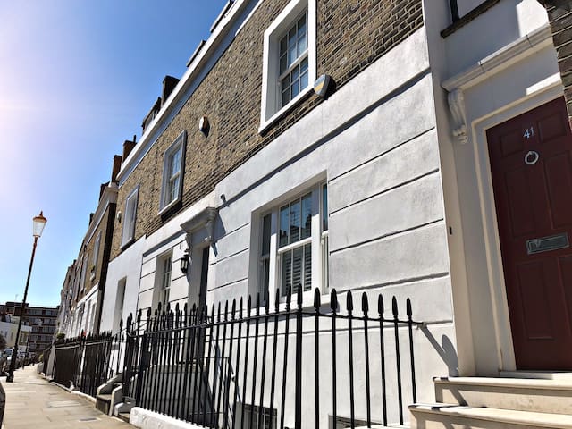 Aircon 4 bedroom Townhouse in Chelsea, Rooftop